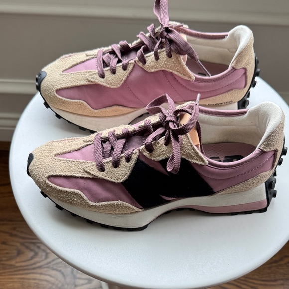 New Balance Women's 327 Sneakers Size 8.5 - Picture 2 of 16